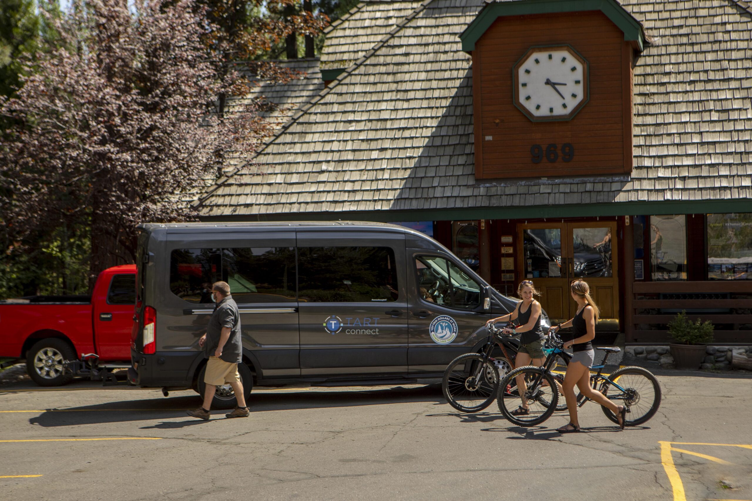 TART Connect shuttle bus with bikers